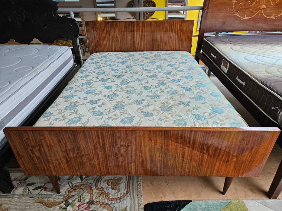 Cama antiga com estrado e colchão - Muito bom estado geral