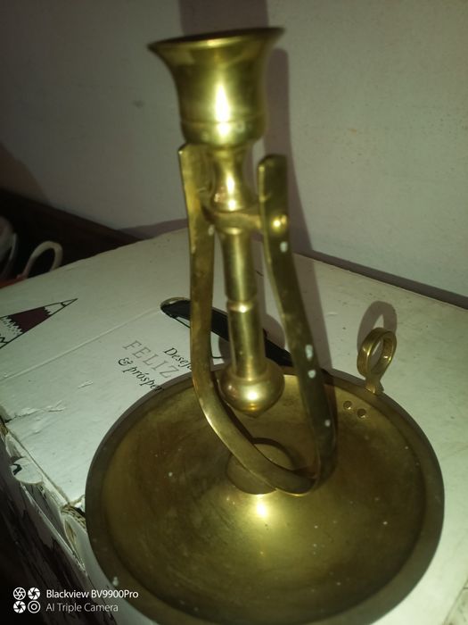 Castiçal fora do volgar tanto da para mesa como dá para parede