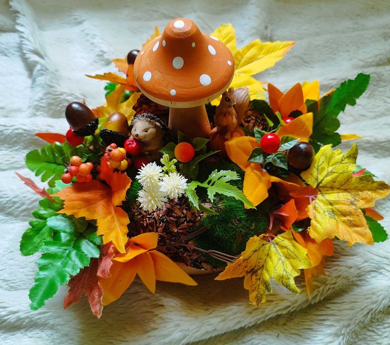 Stroik jesienny z grzybkiem, jeżykiem i wiewiórką
