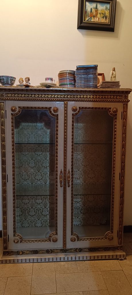 Móvel vitrine com prateleiras em vidro