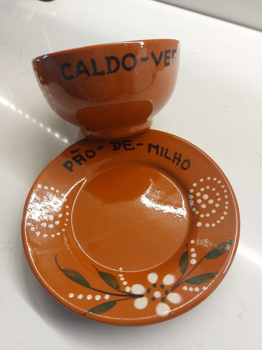 Tijela para caldo verde com prato para broa de milho