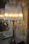 Lampa stołowa z abażurem i odczepianymi kryształkami.