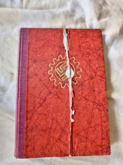 немецкая членская книга трудового фронта