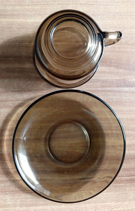 Filiżanka ze spodkiem/ szkło dymne