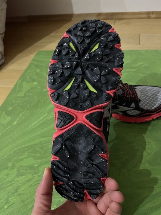 Mizuno кросівки 42,5