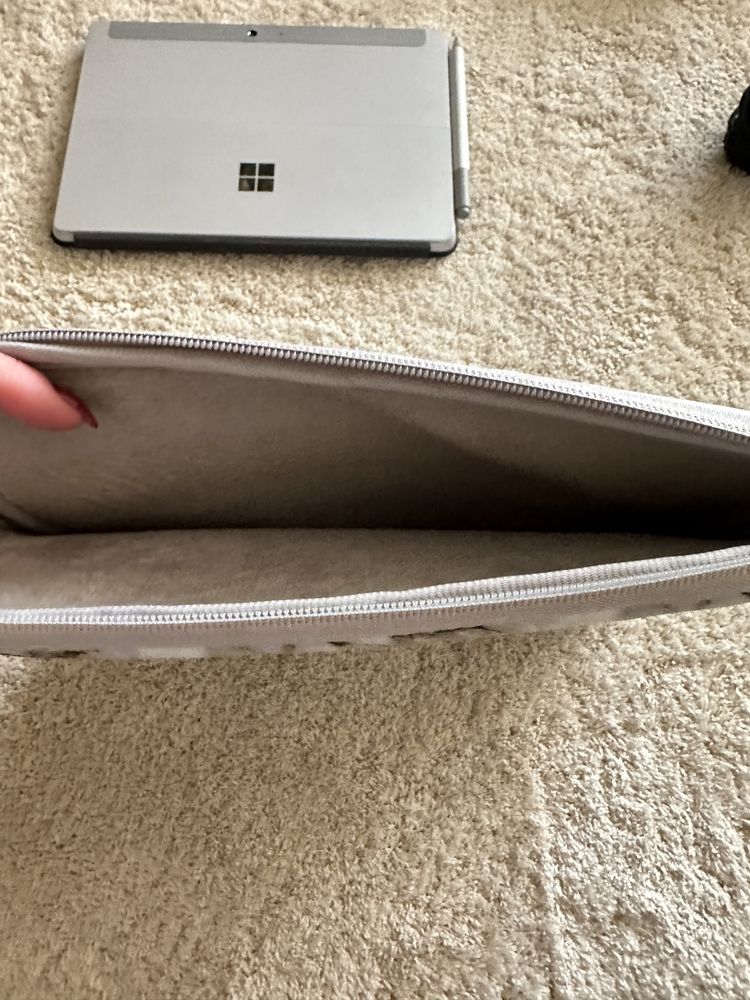 Microsoft Surface Go + klawiatura + rysik + etui