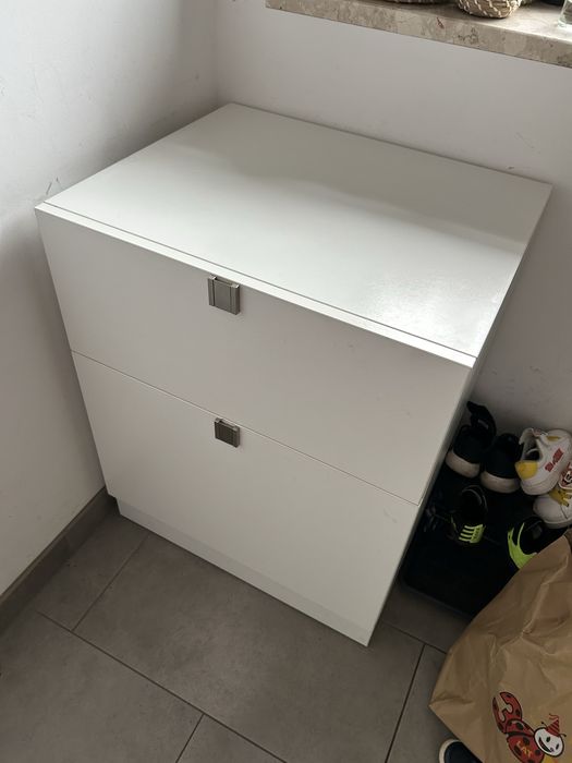 Biała szafka komoda