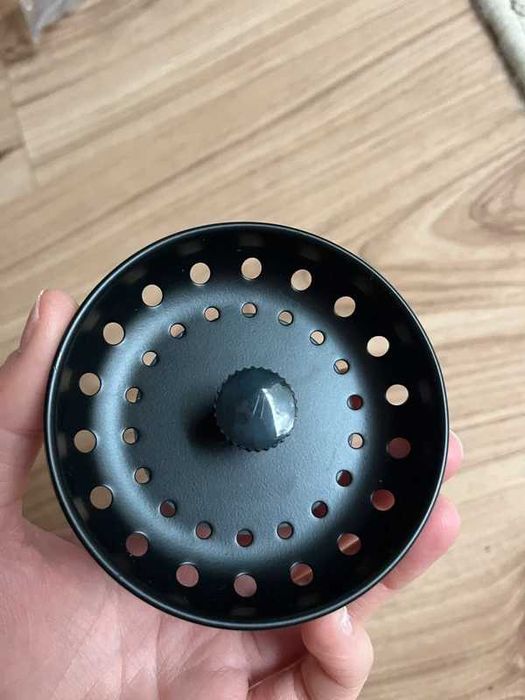 Eleganckie metalowe czarne sitko do zlewu