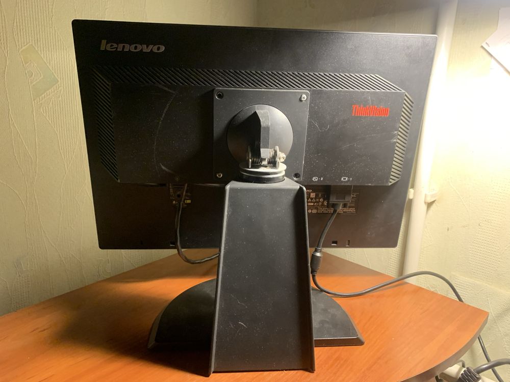 Lenovo ThinkVision 19″ | IPS | Pivot | Срочно!