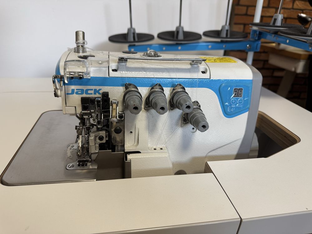JACK E4-5-M03/333 – Overlock 5-nitkowy