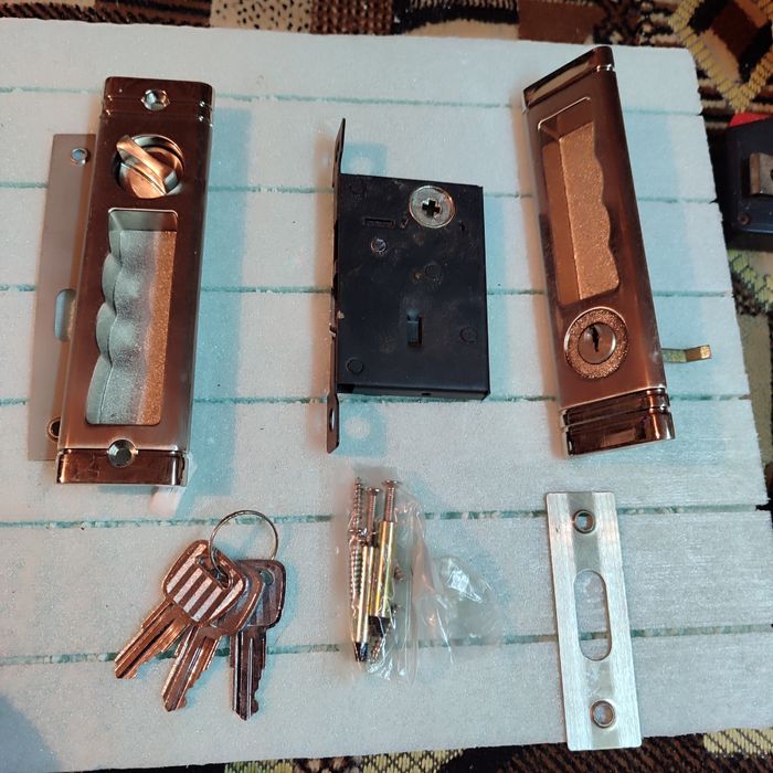 Комплект ручок та замок до розсувних дверей