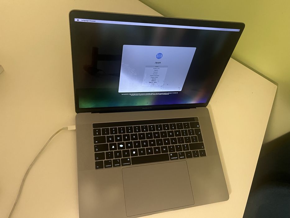 Macbook A1990 uszkodzony fvat pudełko nowa bateria
