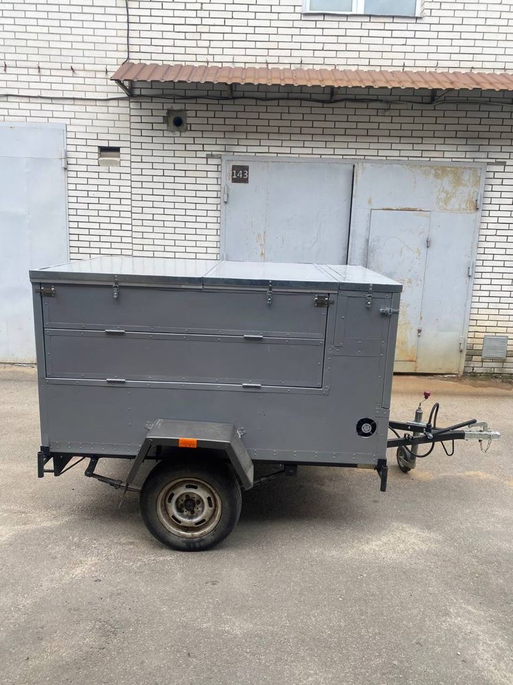 продам холодильну вітрину-причіп.