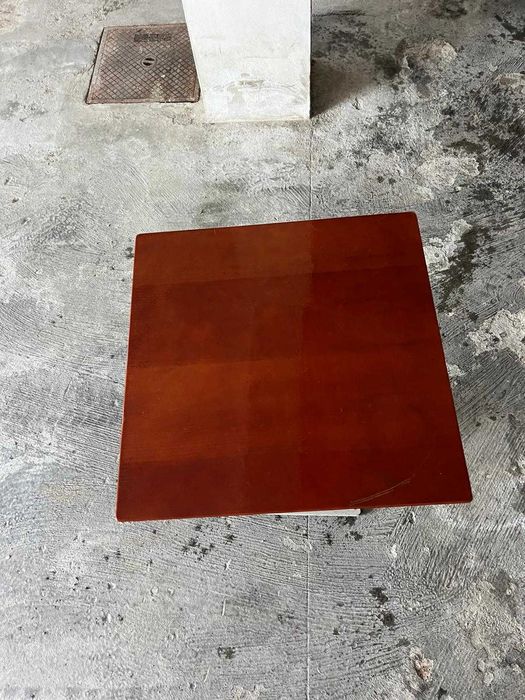 Mesa em madeira com suporte de ferro