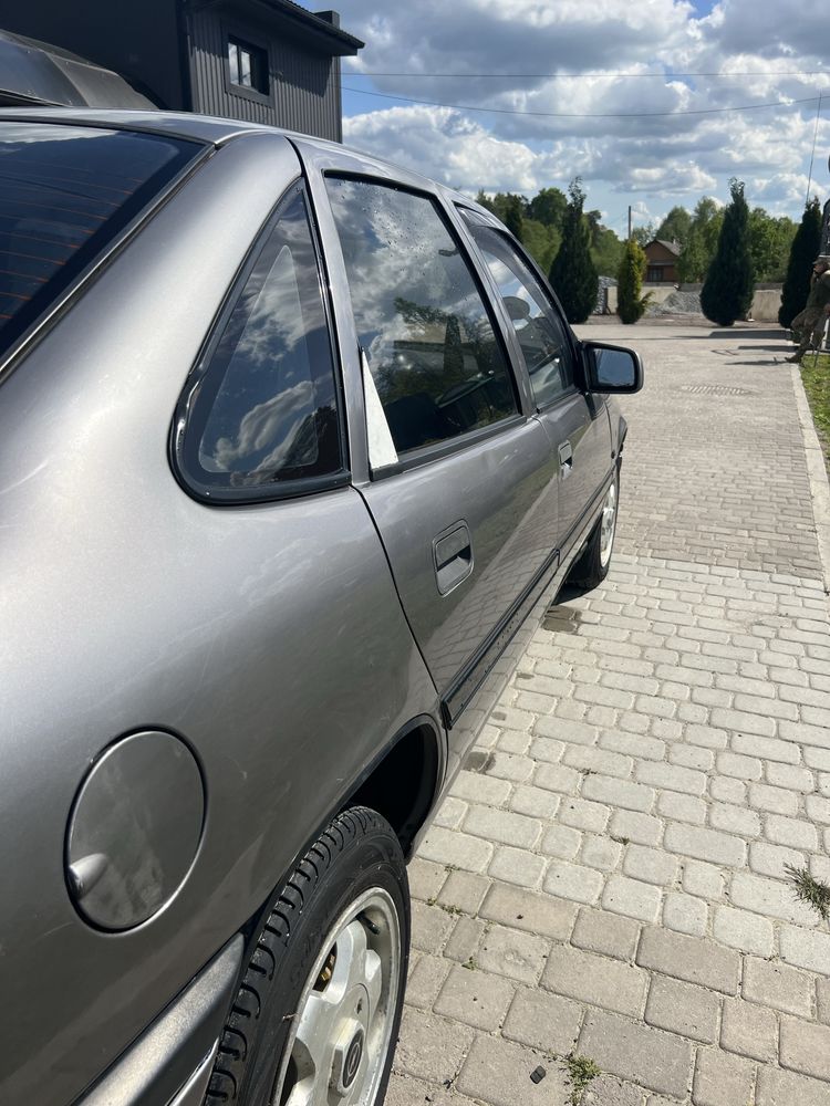 Opel vectra b 1.8 бензин