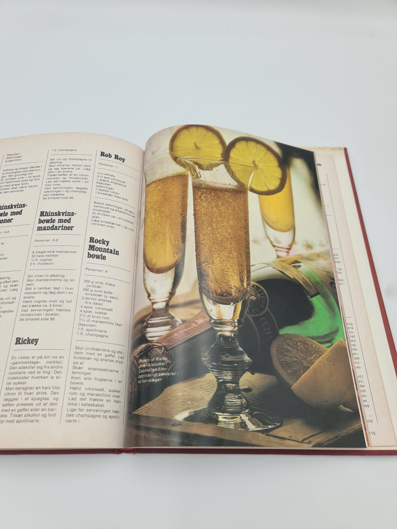 Ilustrowany album wydany lata 70-te drinków z całego świata
