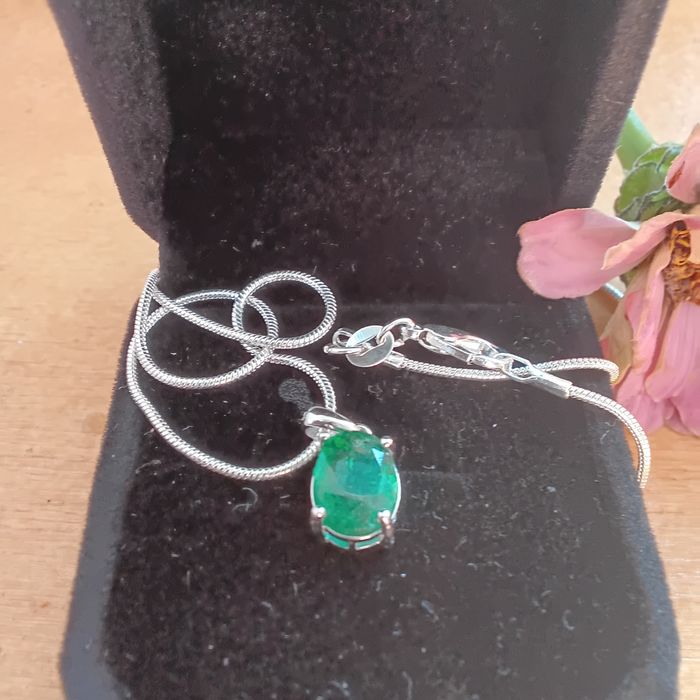 Encanto em Prata com Esmeralda Certificada