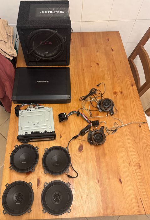 Rádio e Subwoofer Alpine, e Colunas Audison para carro