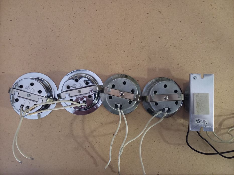 Точечный галогенный светильник мебельный врезной с галогенными лампами