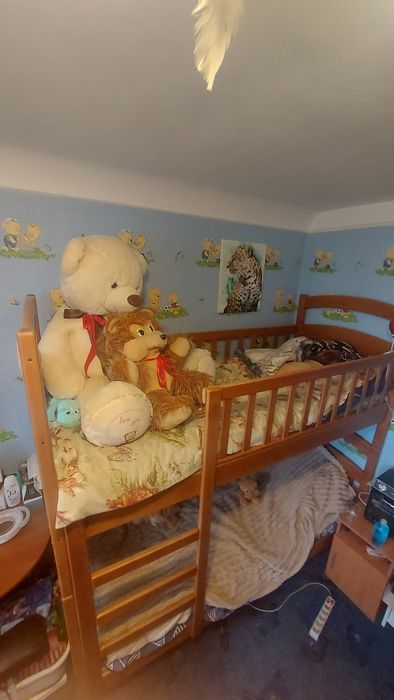 Двухъярусне дерев'яне ліжко