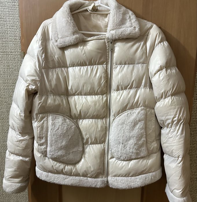 Куртка красивого молочного кольору