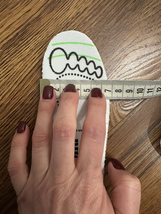 Білі стильні кросівки на липучках з синіми і оранжевими вставками