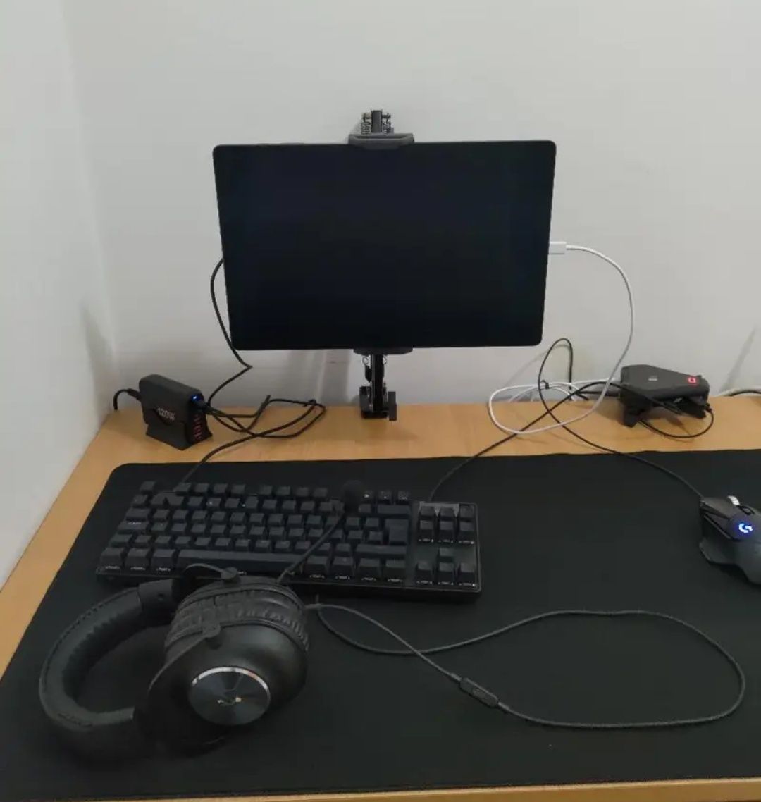 Держатель универсальный на кровать стол для планшета смартфона