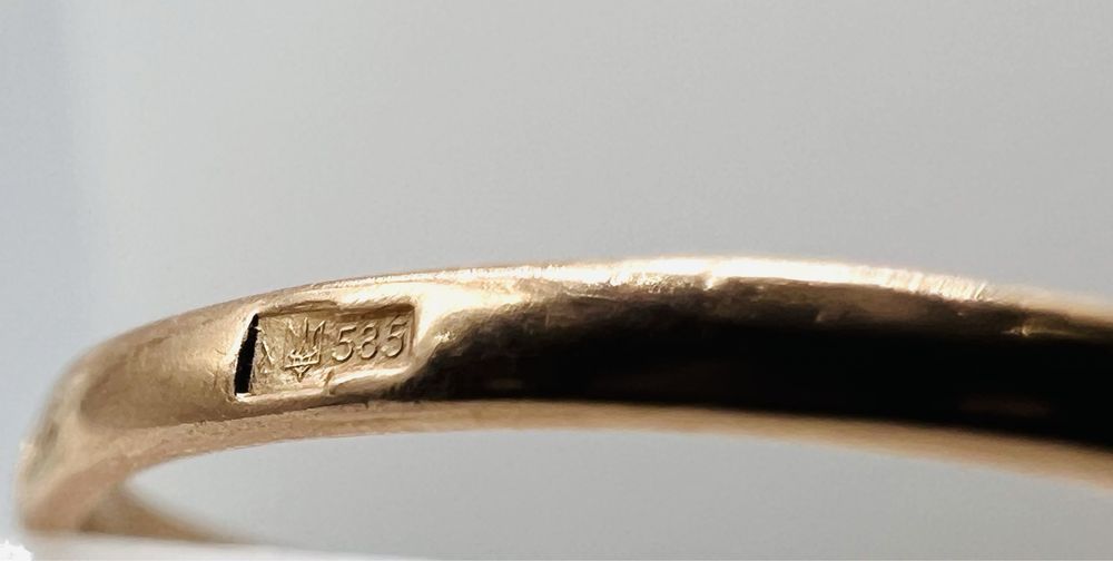 Золотое кольцо с зеленым цирконом 585