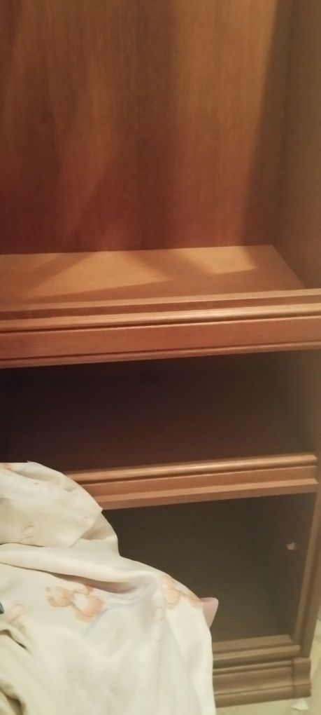 Mebele w częściach i krzesła bez siedzisk