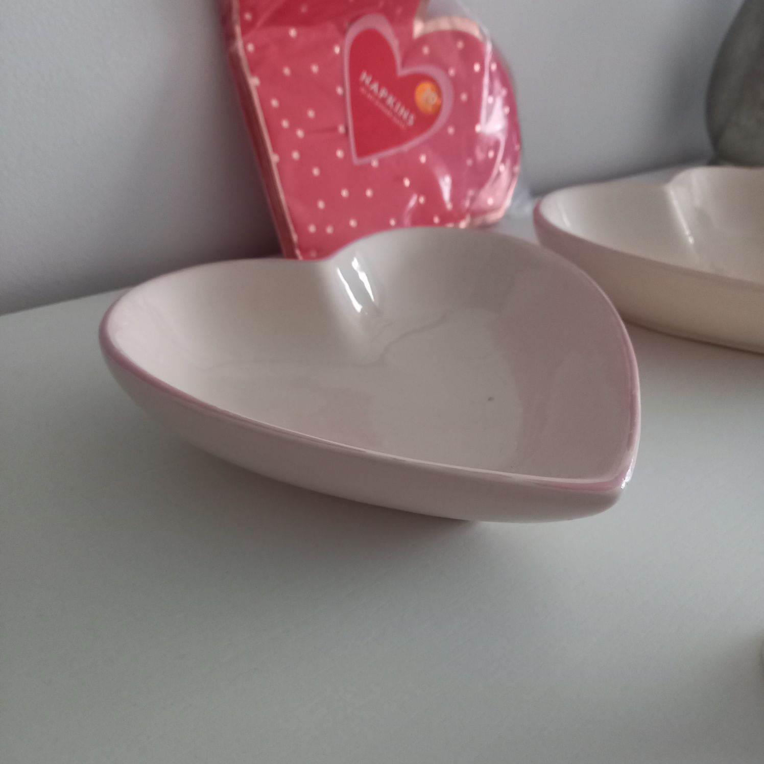 2 talerze ceramiczne w kształcie serca 2x pojemnik na jajko świeczki