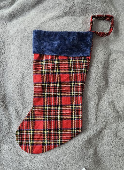Czerwona skarpeta swiateczna ozdoba # w krate szkocka na prezenty