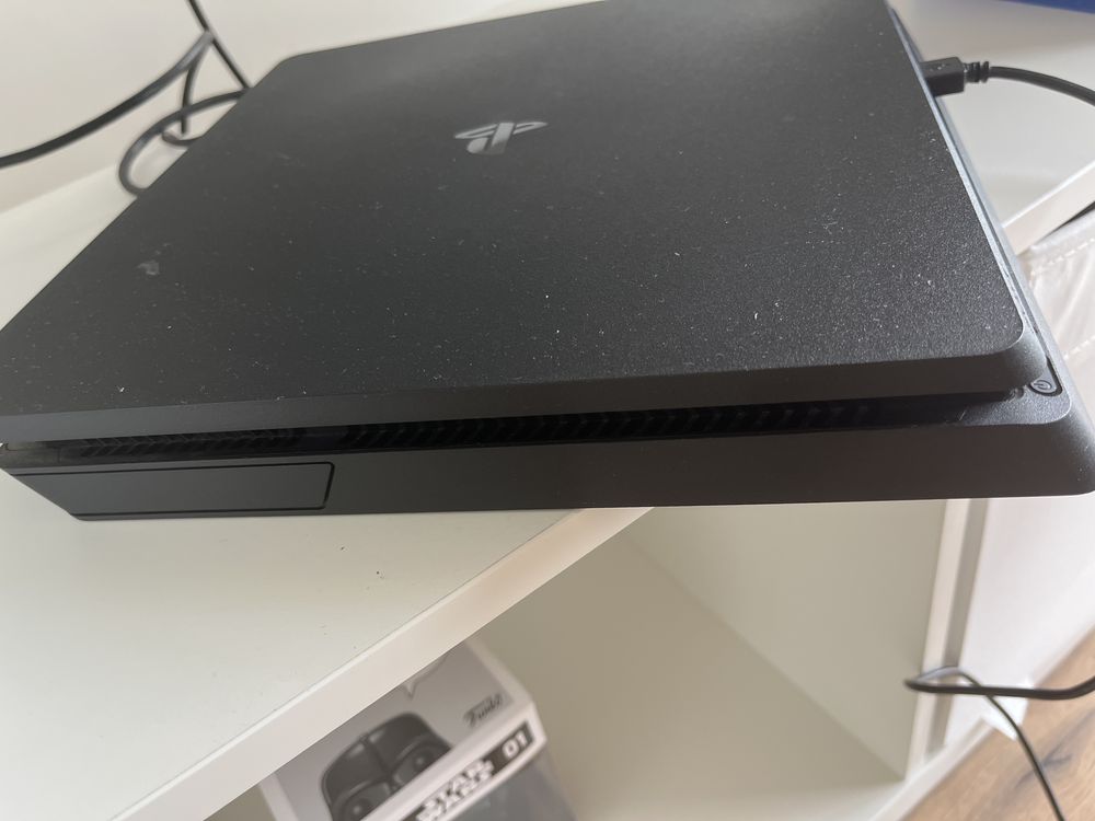 Playstation 4, usada + 2 comandos