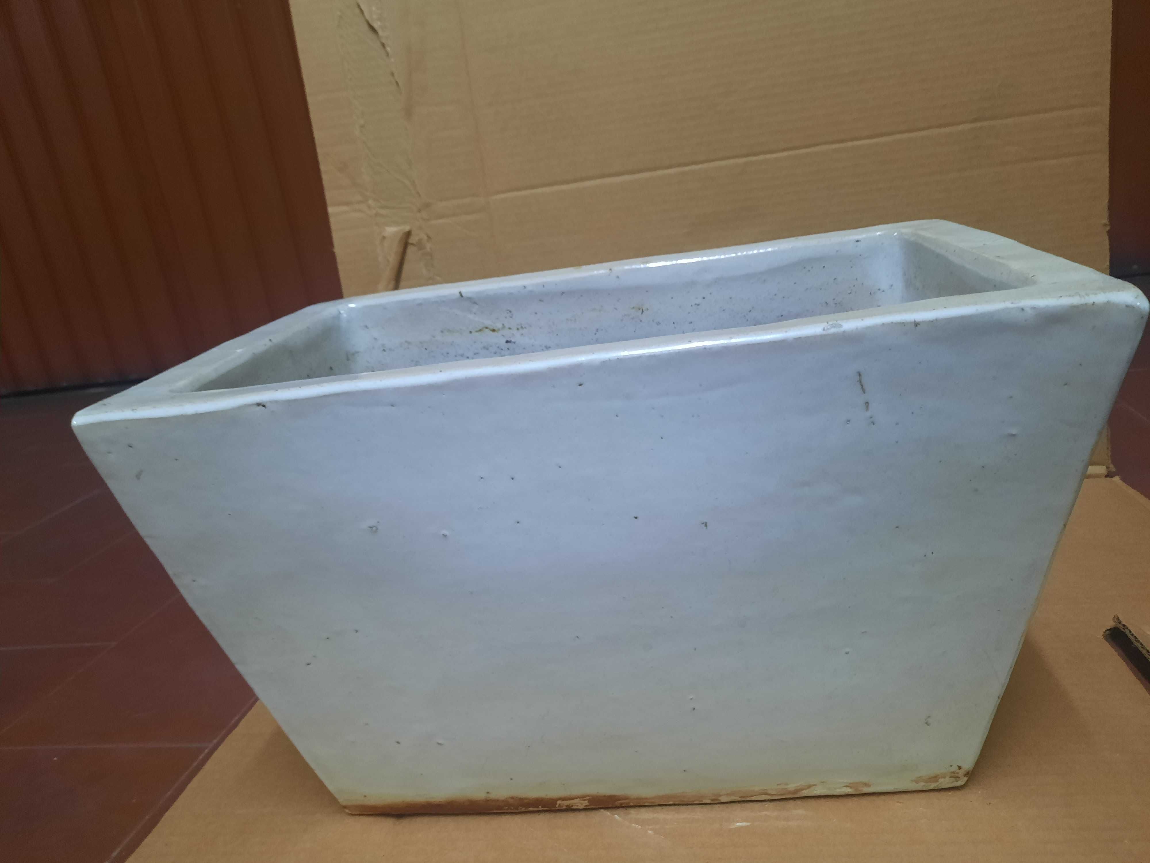 Vaso / floreira em grês