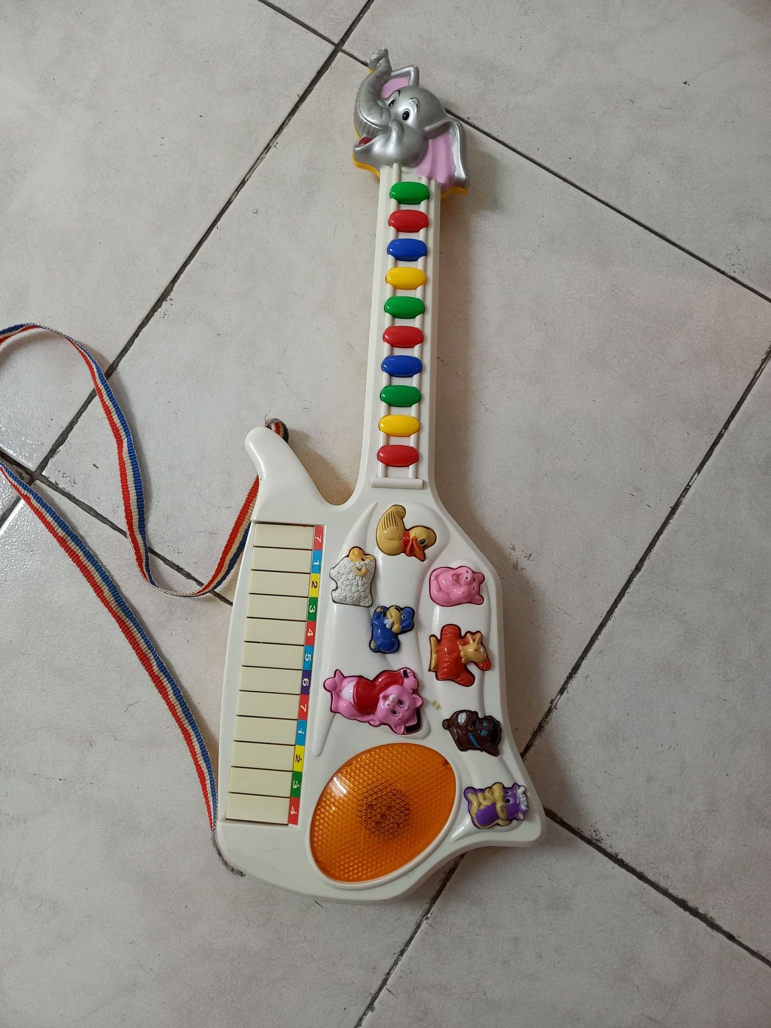 Guitarra de criança