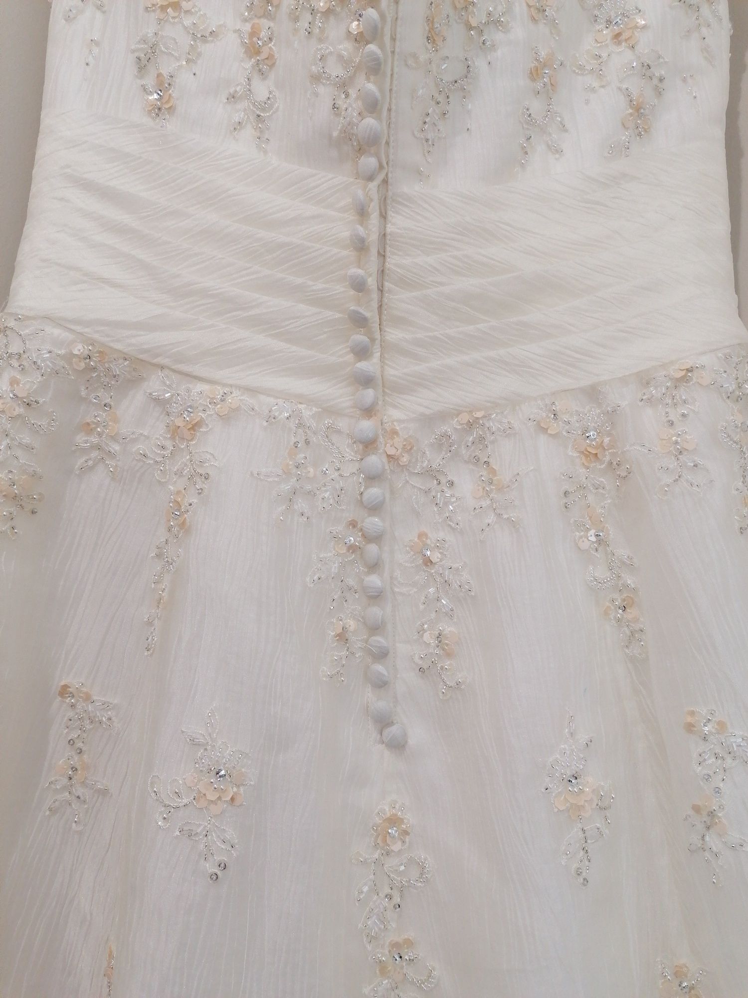 Vestido de noiva, com tiara e sapatos (tamanho 37)