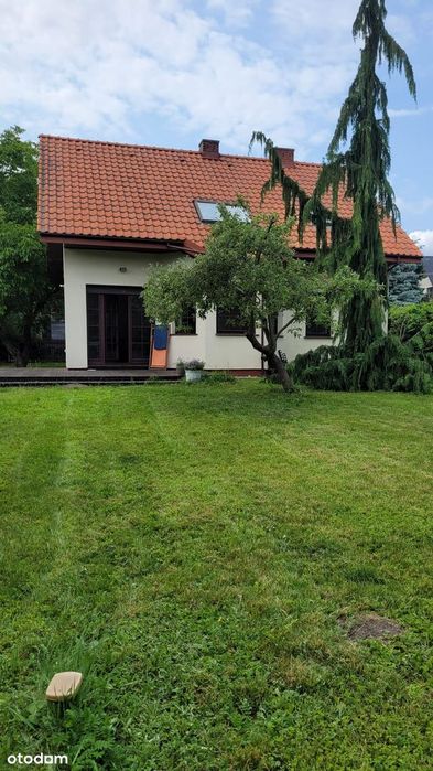 Przestronny dom z garażem i pięknym  ogrodem - bezpośrednio
