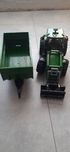 John Deere z przyczepą i ładowaczem