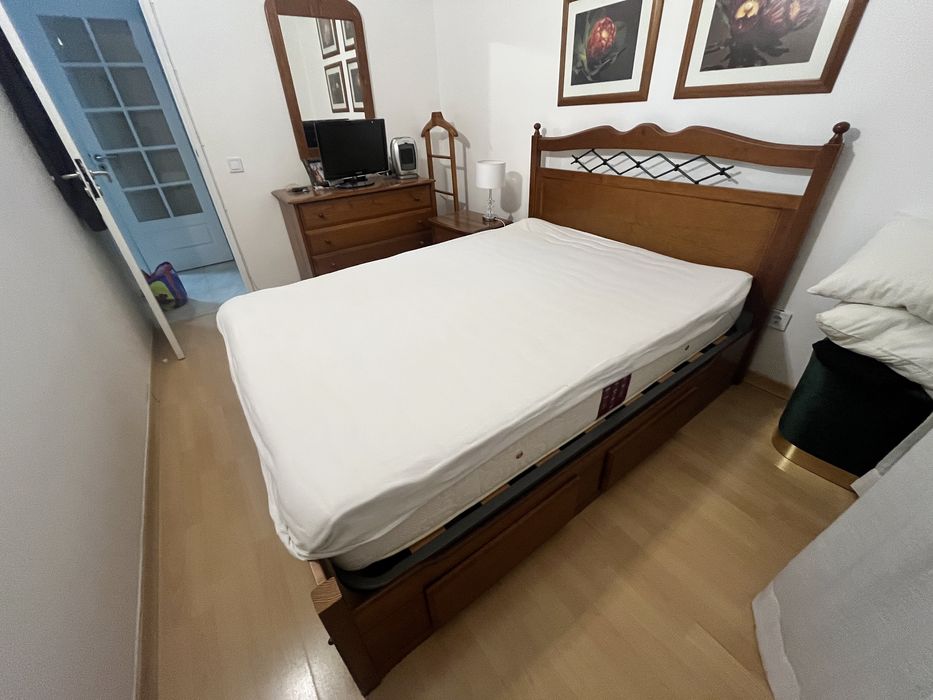 Cama de casal em cerejeira