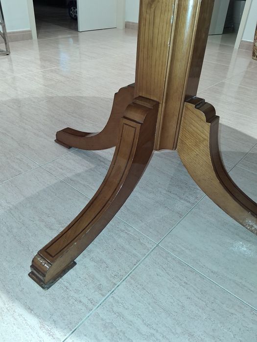 Mesa pe de galo maciça. Troco por algo que me interesse.