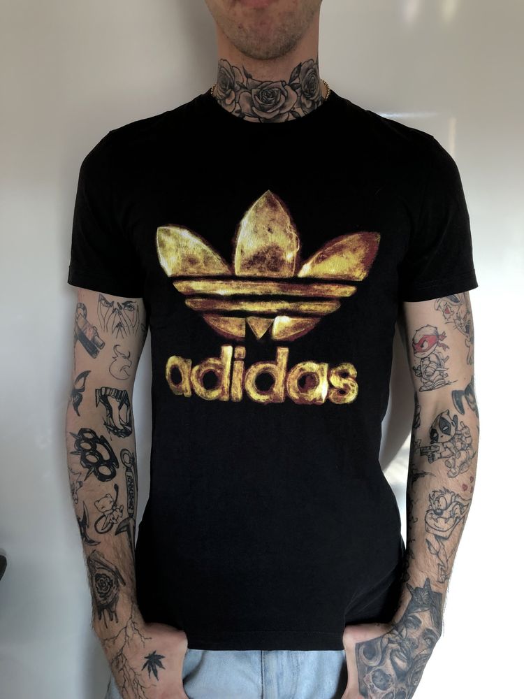 Czarna bluzka z płonącym logo Adidas