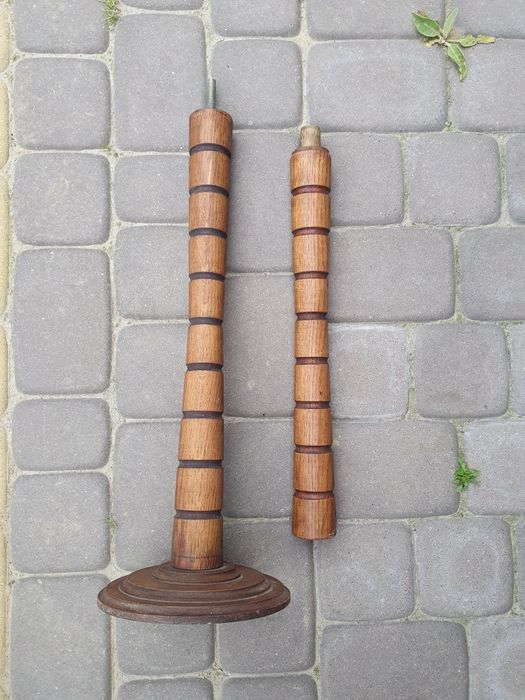 Stary drewniany stojak od lampy