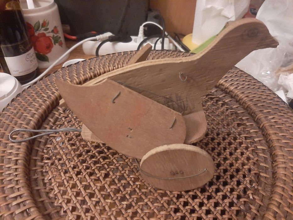 Brinquedo vintage artesanal em madeira e arame