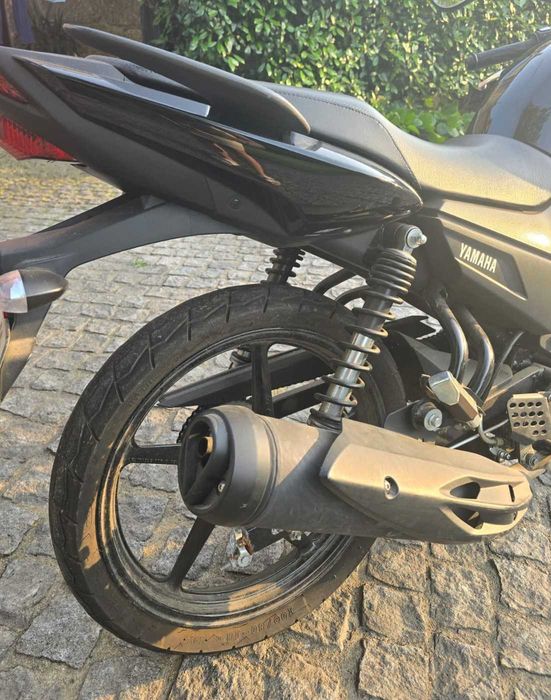 Yamaha 125 preta