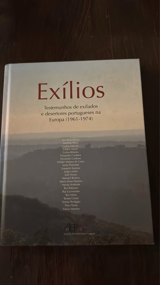 livro "Exílios: Testemunhos de exilados e desertores portugueses