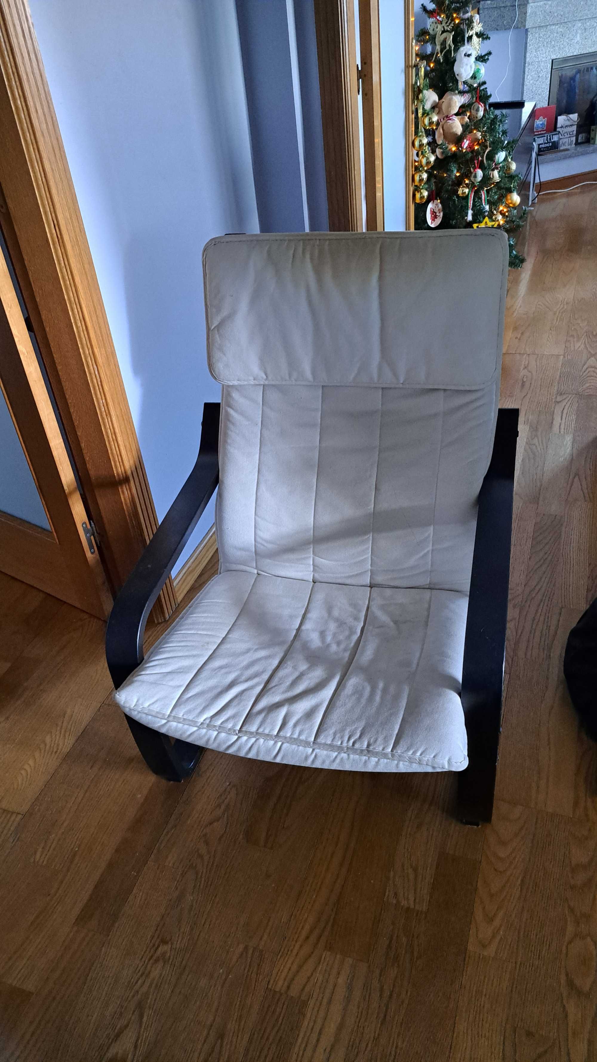 cadeirão Ikea de madeira mogno