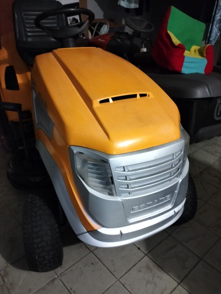 Trator corta relva