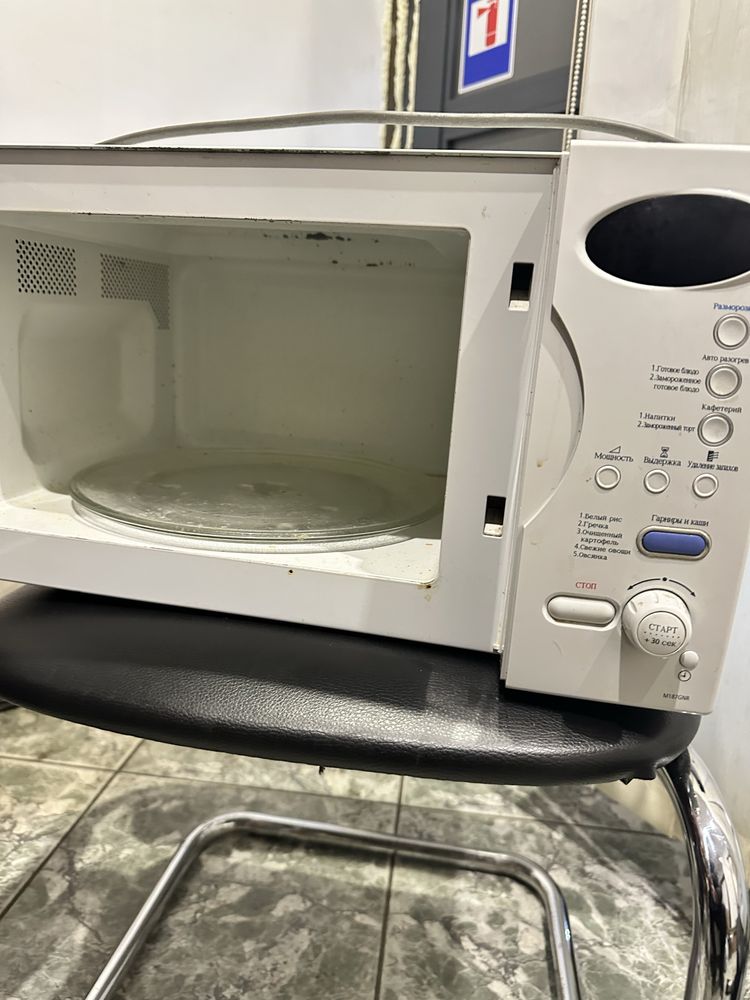 Микроволновка Samsung M187 GNR мікрохвильова піч