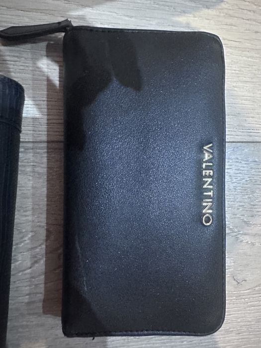 Portfele firmy Valentino i Guess