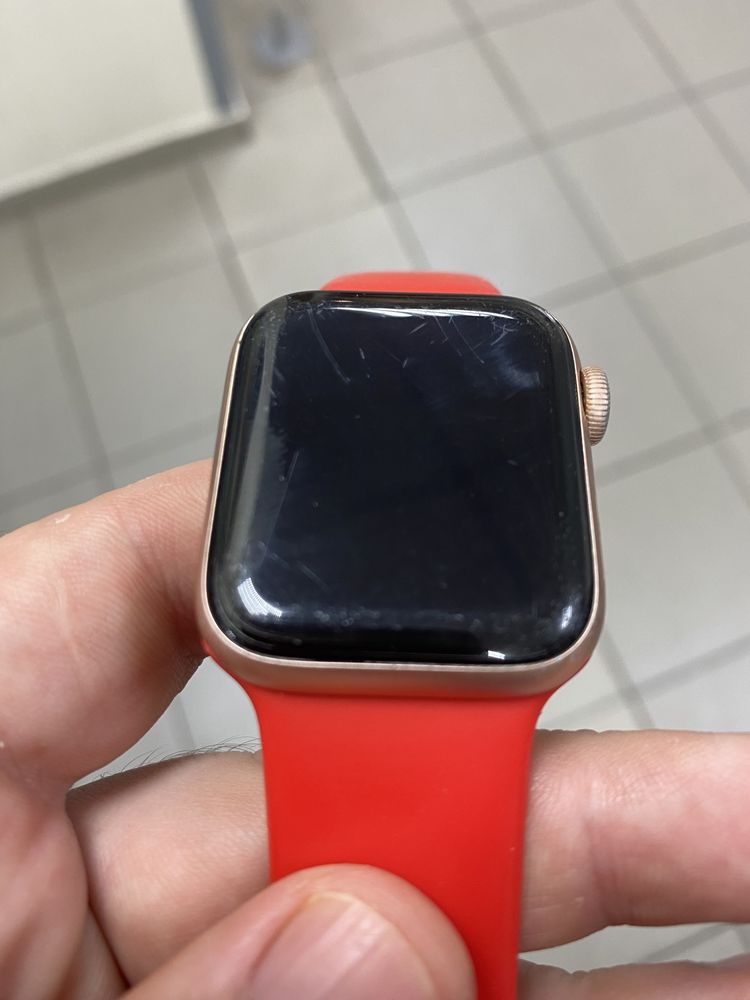 Продам часи Apple Watch Series 4 40mm