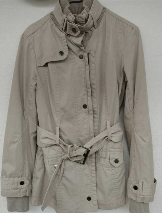 Kispo para a chuva forrado e elegante bege com botões prateados